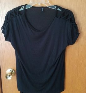 Stringed sleeve shirt